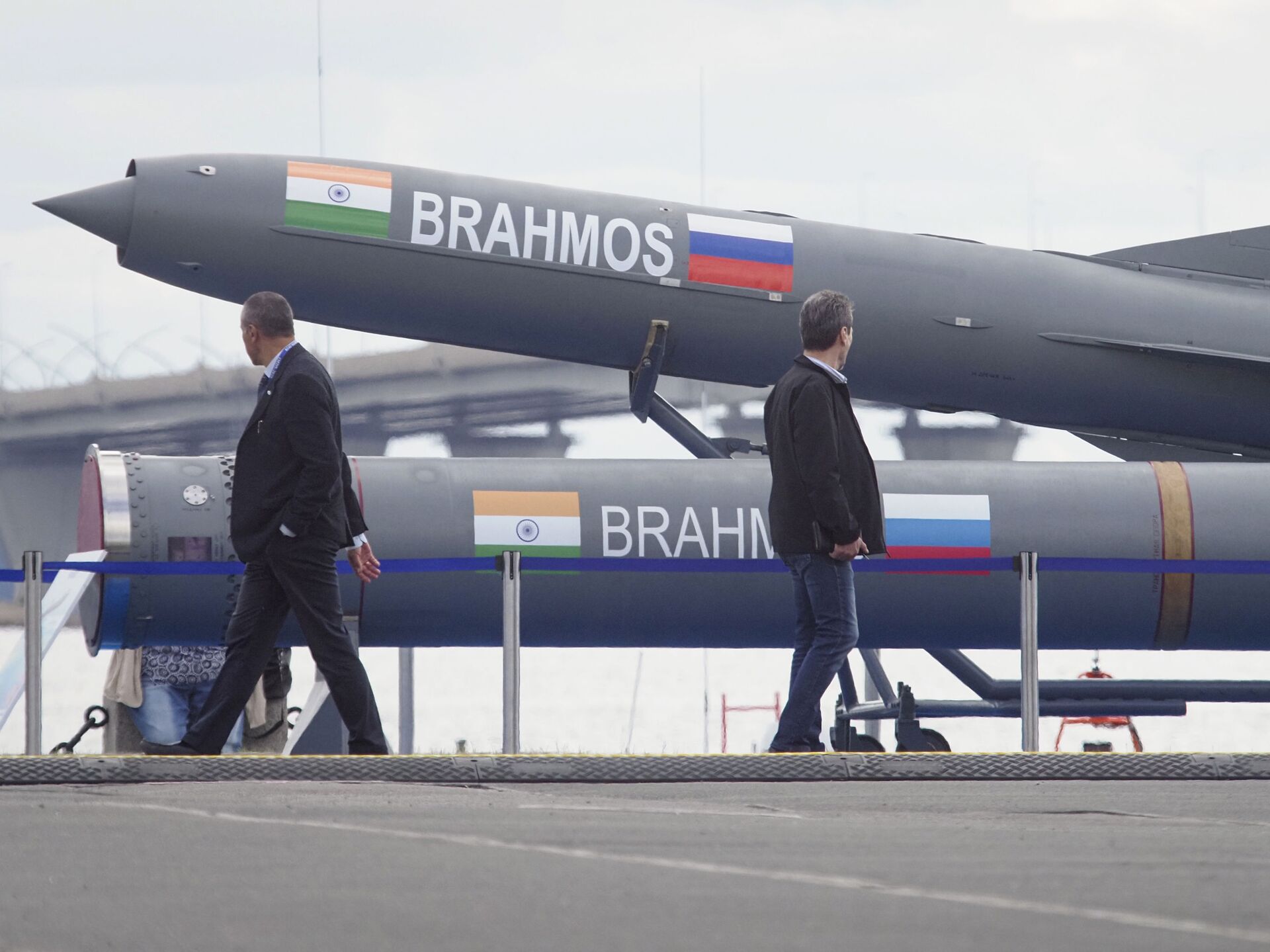 “Pak Army’s Cowardice on Display! Brahmos Strikes Hard—Will Russia Snatch India’s Profit?”